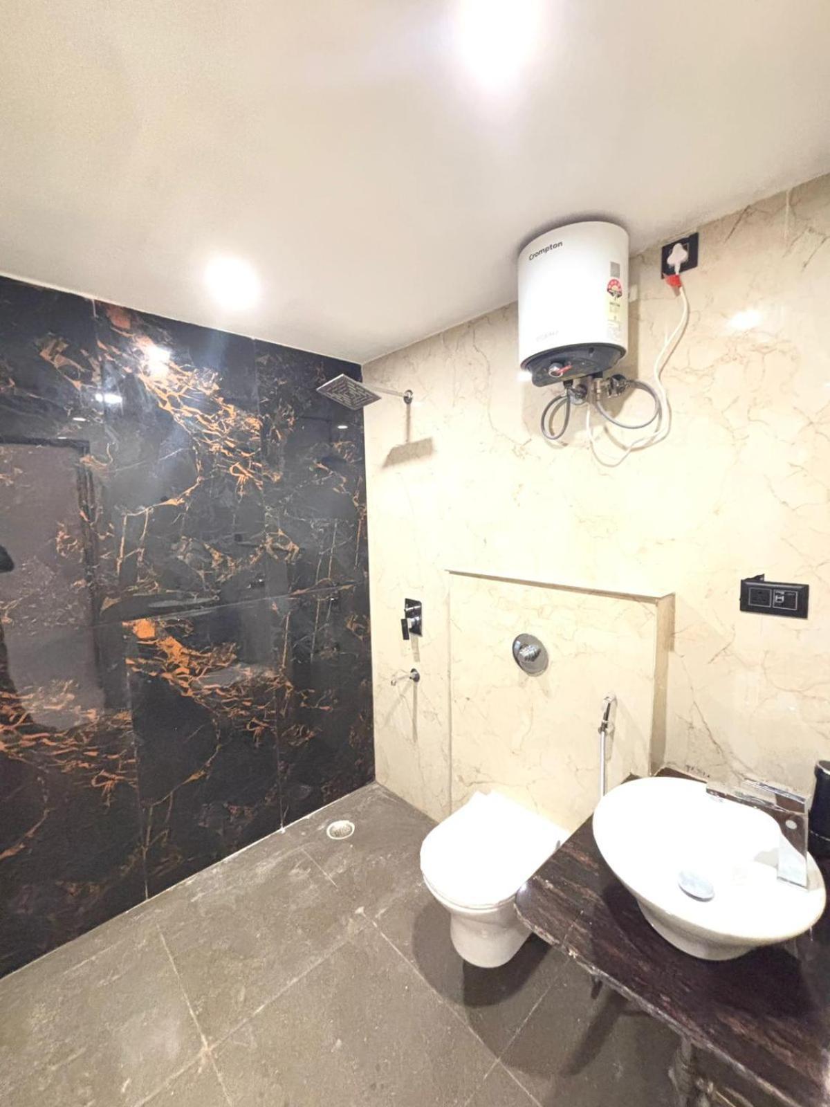 Hotel Omkar Palace Ayodhya Εξωτερικό φωτογραφία