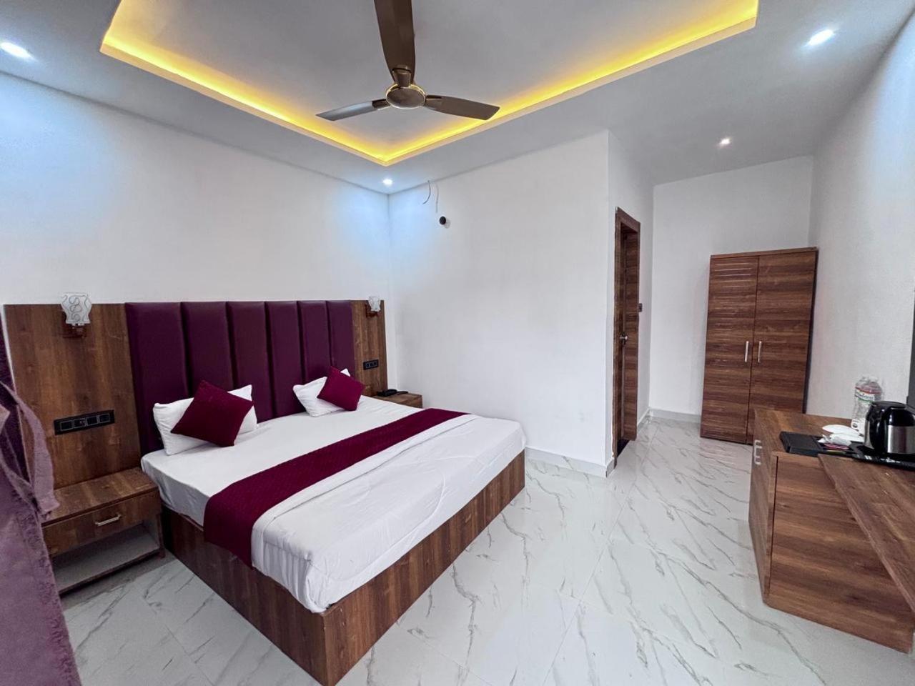 Hotel Omkar Palace Ayodhya Εξωτερικό φωτογραφία